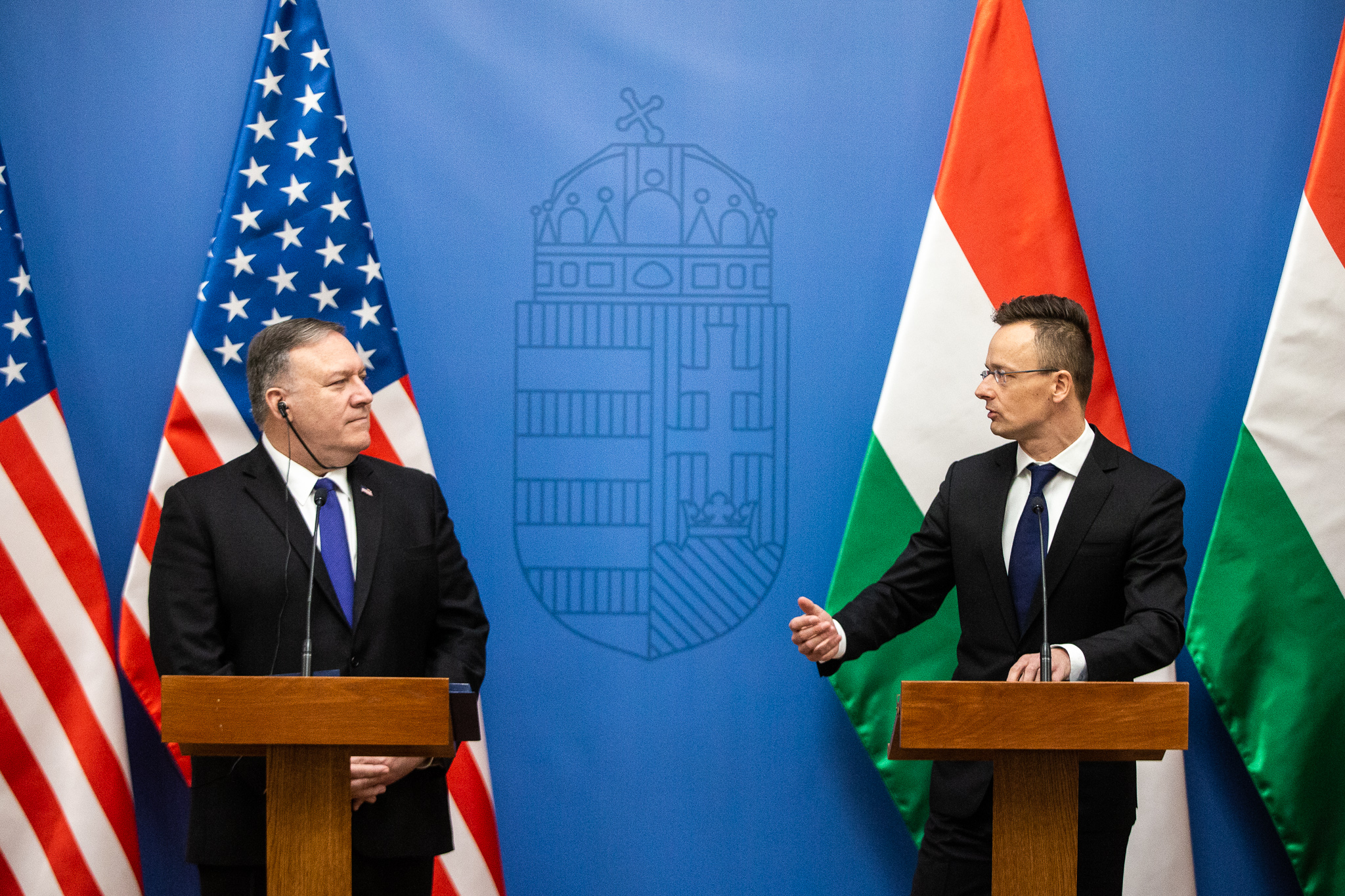 Orbán enged az USA-nak